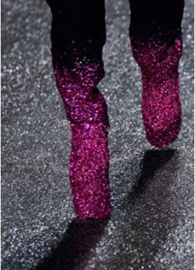 Pink glitzernde High Heels von Olivier Theyskens auf der Fashion Week Paris
