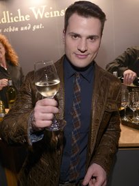 Rocco Stark genießt ein Glas Wein Rocco Stark genießt ein Glas Wein