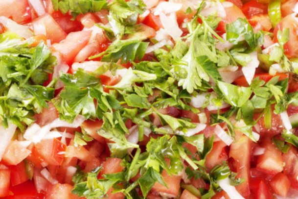 Lecker: Tomatensalat mit frischem Koriander. Lecker: Tomatensalat mit frischem Koriander.