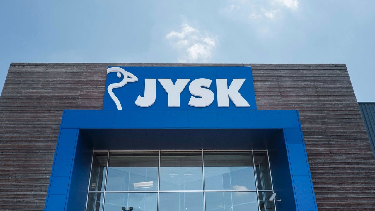 Diese Solarlampe von Jysk schafft eine gemütliche Gartenatmosphäre.