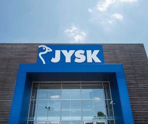 Jysk überzeugt mit dieser stilvollen Solarhängeleuchte für zauberhafte Abende im Garten