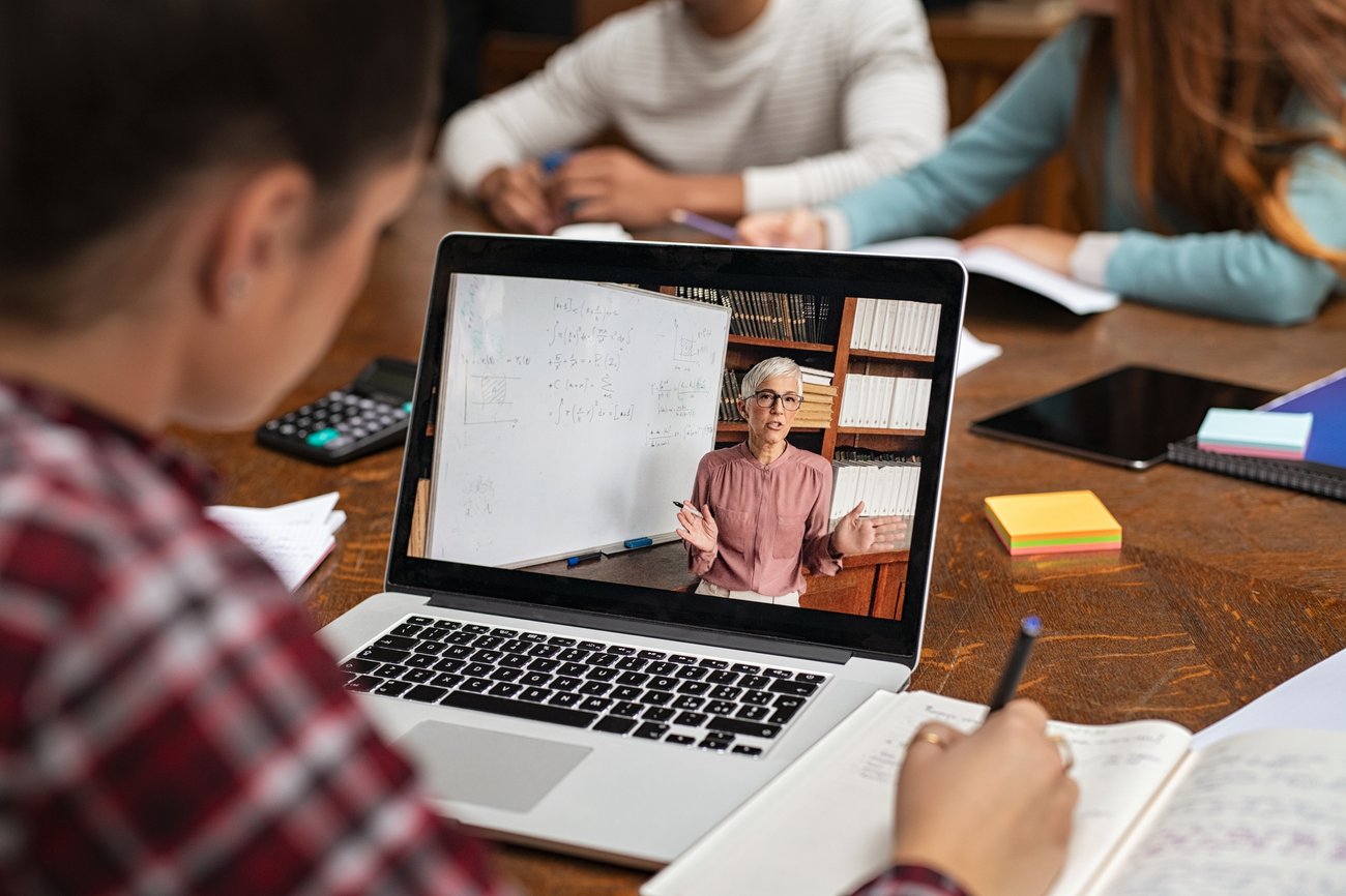 Unterricht via Laptop: Für Schüler Alltag in Zeiten von Corona Unterricht via Laptop: Für Schüler Alltag in Zeiten von Corona