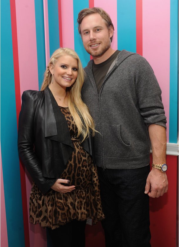 Der Verlobte von Jessica Simpson erfüllt seine Vaterpflichten sehr gut. Der Verlobte von Jessica Simpson erfüllt seine Vaterpflichten sehr gut.