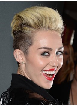 Silvester Frisuren: Miley Cyrus mit Pixie Cut