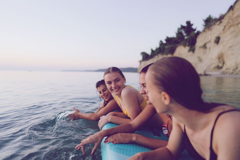 Freundinnen auf einem SUP-Board auf dem Meer