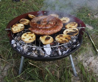 Grill mit Bratwürsten Grill mit Bratwürsten
