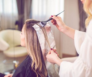 Blond, braun oder bunt: Wie oft darf man Haare färben?