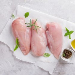 Darum solltest du rohes Geflügelfleisch nie abwaschen