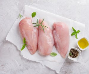 Darum solltest du rohes Geflügelfleisch nie abwaschen