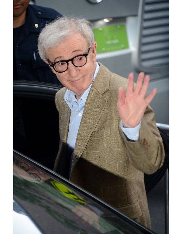 Woody Allen winkt seinen Fans zu. Woody Allen winkt seinen Fans zu.