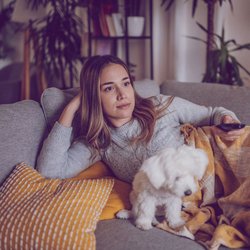 Bei Netflix & Co.: Das sind die perfekten Serien für dieses verregnete Juli-Wochenende