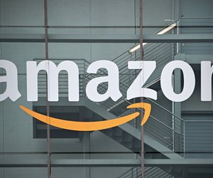 Diese dunkelgrauen Kunstfellkissen von Amazon sind der Renner