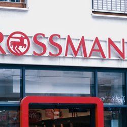 Trendy Herbst-Make-up: Bei Rossmann bekommt du diesen schimmernden Highlighter für nur 4 Euro