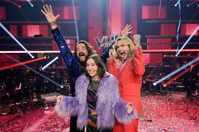 Tom Kaulitz, Malou Lovis Kreyelkamp und Bill Kaulitz im Finale der 13. Staffel der Castingshow The Voice of Germany 2023 im Studio H Berlin Adlershof