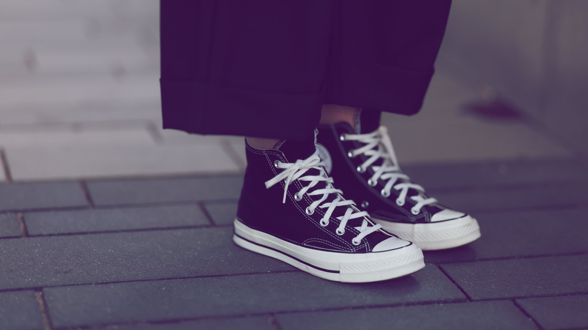 Converse-Darum-haben-Chucks-zwei-kleine-L-cher-an-der-Seite