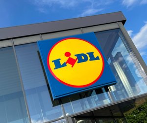 Kuschelig und günstig: Diese Tagesdecke von Lidl wird dich begeistern