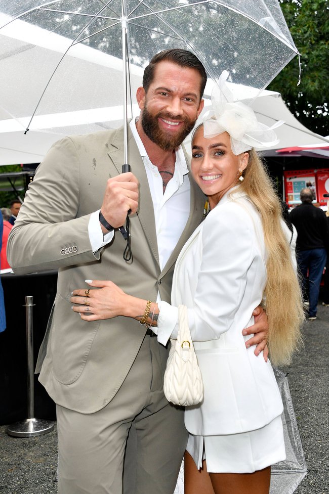 Oliver Sanne und Jil Rock beim „Audi Ascot Renntag“ 2024 auf der Galopprennbahn Neue Bult.