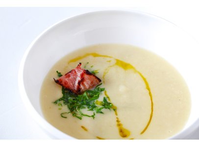 Weiße Spargelsuppe servierfertig Weiße Spargelsuppe servierfertig