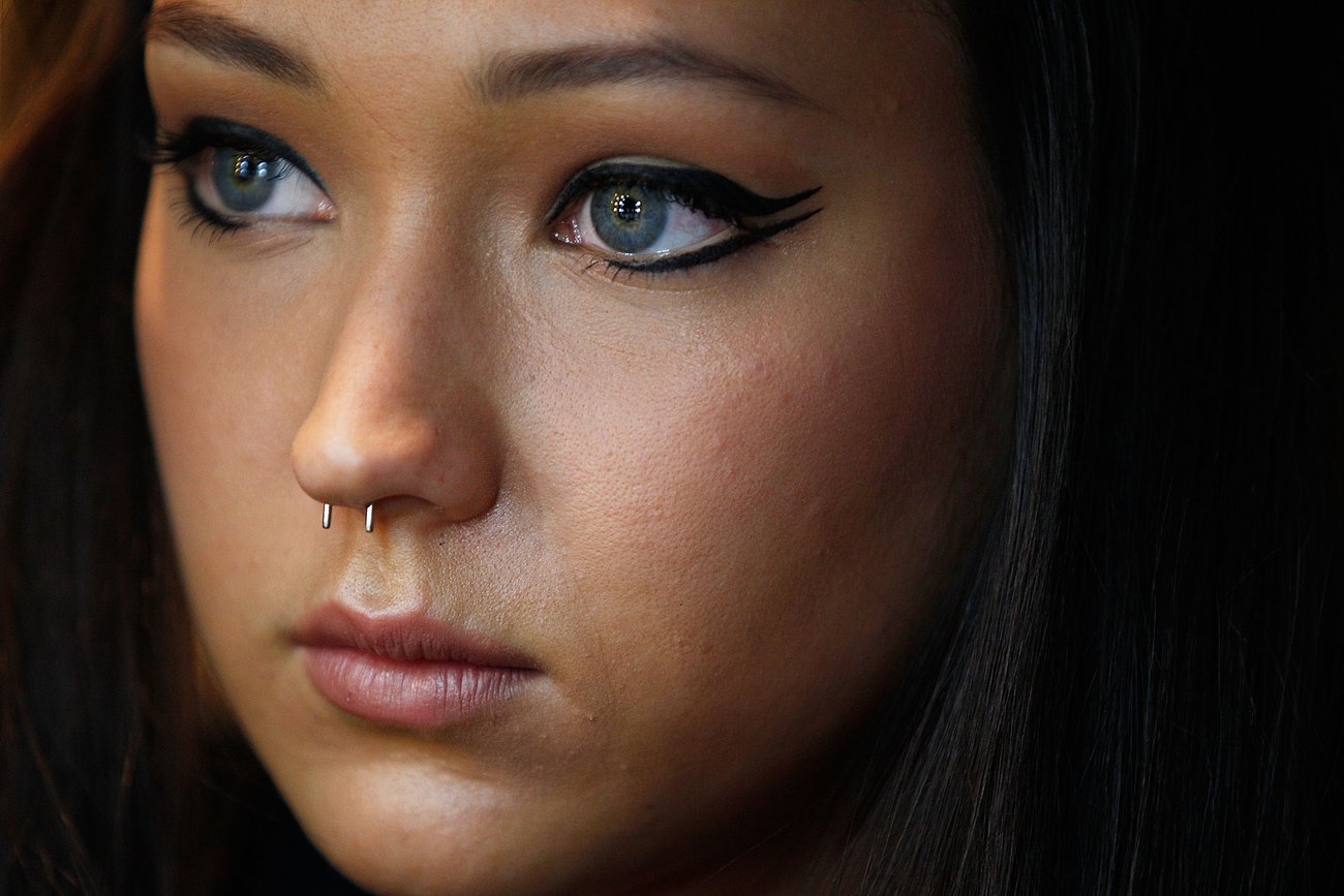 Ein Septum-Piercing in der Nase lässt sich besonders leicht mittels eines Retainer Piercings verstecken. Ein Septum-Piercing in der Nase lässt sich besonders leicht mittels eines Retainer Piercings verstecken.