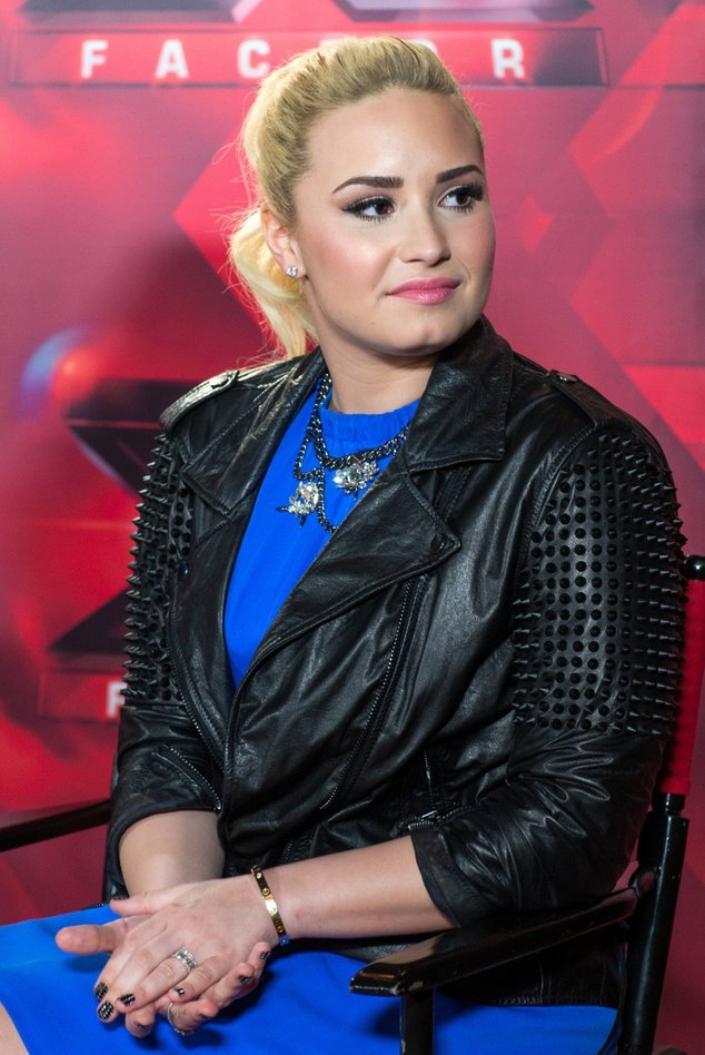 Demi Lovato mit schwarzer Lederjacke Demi Lovato mit schwarzer Lederjacke