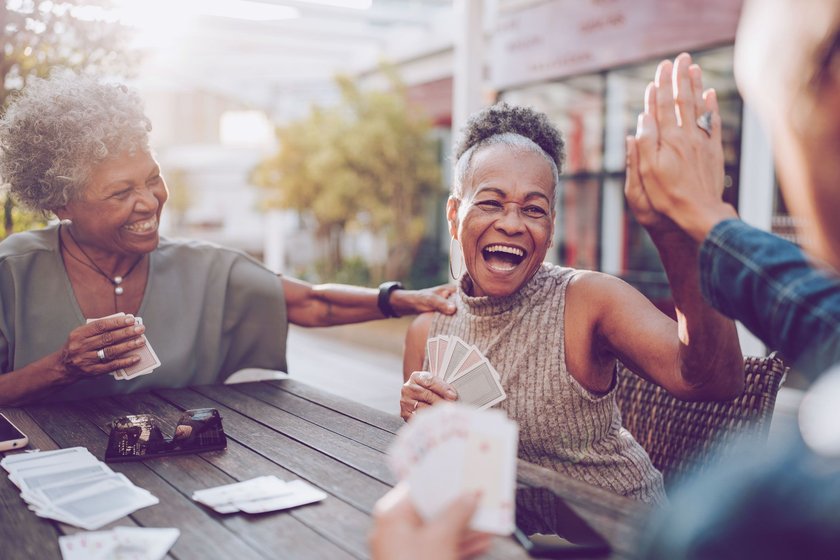 alte frauen spielen karten und sind glücklich
