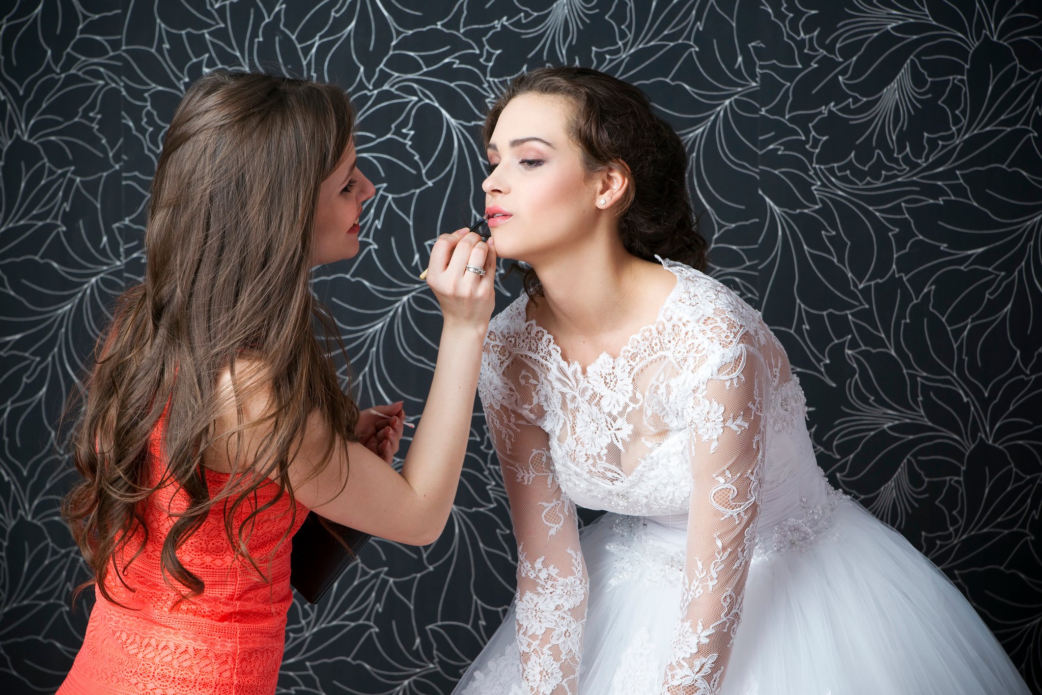 Beim selbstgemachten Braut-Make-up kannst Du Dir natürlich auch von einer Freundin helfen lassen. 