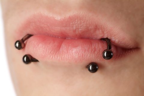 Snake Bites Piercing 5 Facts zum Lippenschmuck