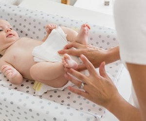 Schwarzer Stuhlgang beim Baby: Ursachen & Hilfe