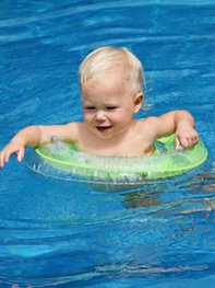 Babyschwimmen mit der Mutter Babyschwimmen mit der Mutter