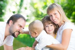 Baby, 5 Monate, mit Familie. Baby, 5 Monate, mit Familie.
