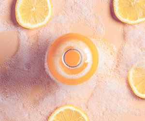 Duschgel selber machen: Dieses Rezept mit duftender Zitrone ist einfach himmlisch!