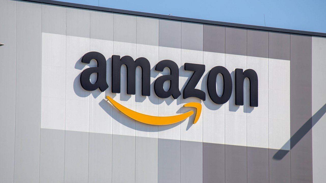 Amazon-Logo am Logistikzentrum in Frankenthal.
