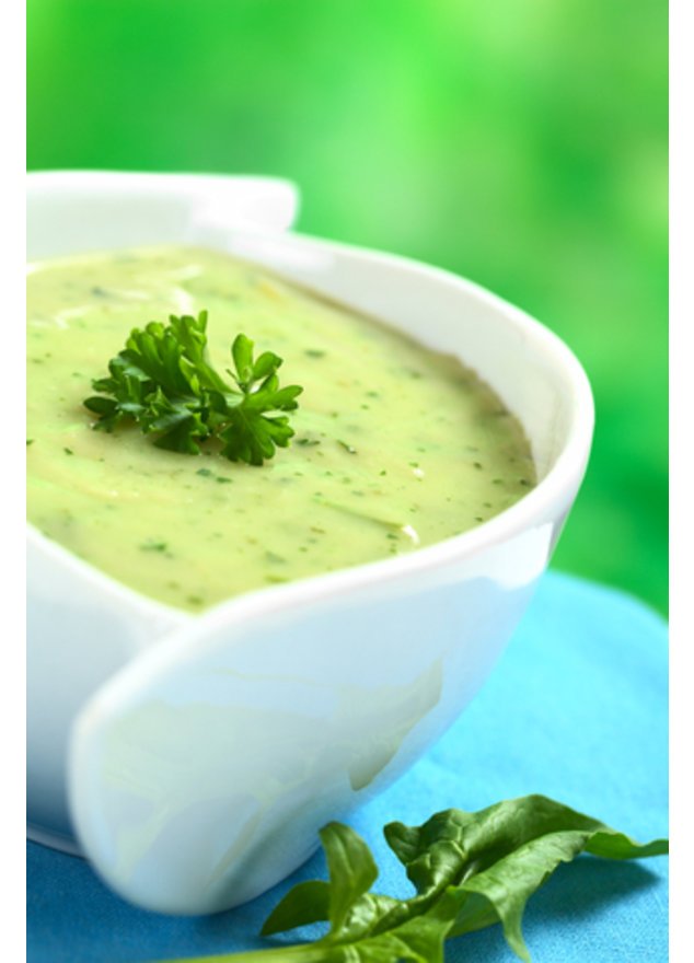 Erbsensuppe mit frischer Minze servierfertig. Erbsensuppe mit frischer Minze servierfertig.