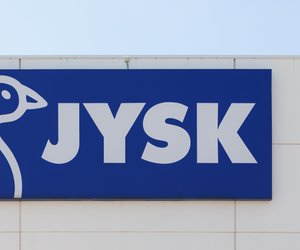 Elegante Details: Diese weiße Vase von Jysk ist ein echter Deko-Hingucker