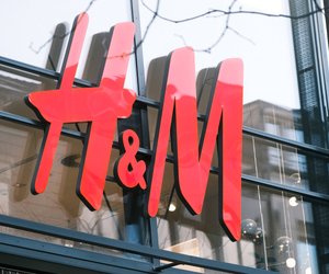 In dieses weiße H&M-Kleid mit Blumenprint würde sich Hermine Granger verlieben