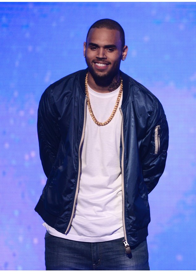 Chris Brown lächelt in die Kamera. Chris Brown lächelt in die Kamera.
