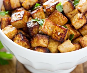 Kalorien von Tofu: Das steckt im unscheinbaren Eiweißlieferant