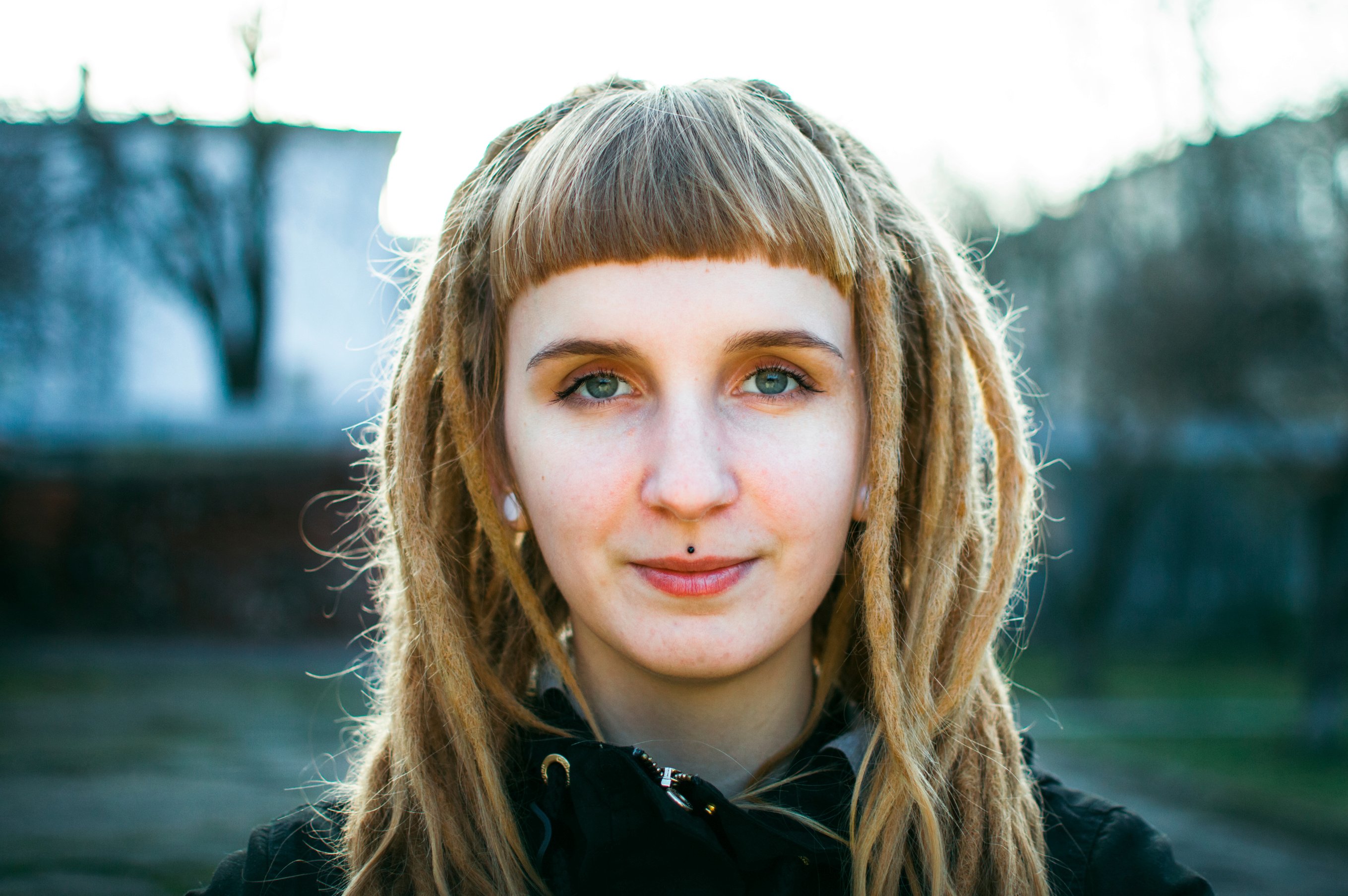 Das Jestrum Piercing wird wie das Medusa durch das Philtrum über der Oberlippe gestochen. Das Jestrum Piercing wird wie das Medusa durch das Philtrum über der Oberlippe gestochen.
