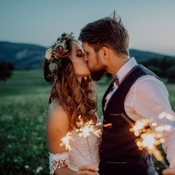5 Fragen, die Paare spätestens nach der Hochzeit gestellt bekommen (und nicht mehr hören können)