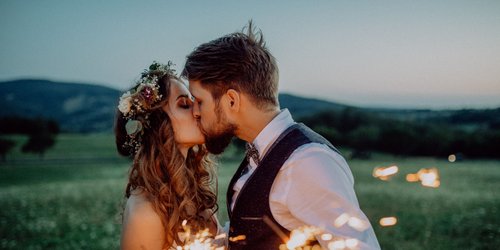 5 Fragen, die Paare spätestens nach der Hochzeit gestellt bekommen (und nicht mehr hören können)