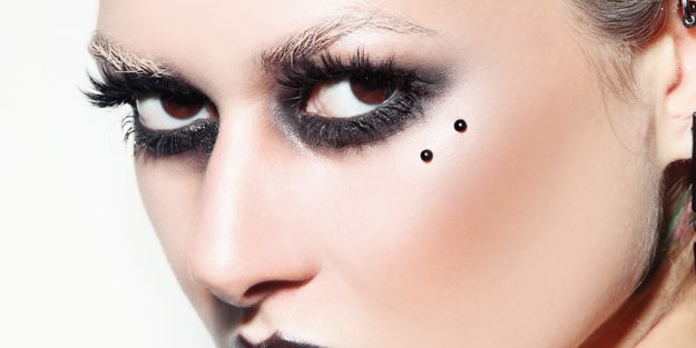 Piercing Zwischen Den Brüsten Piercing Zwischen Den Brüsten