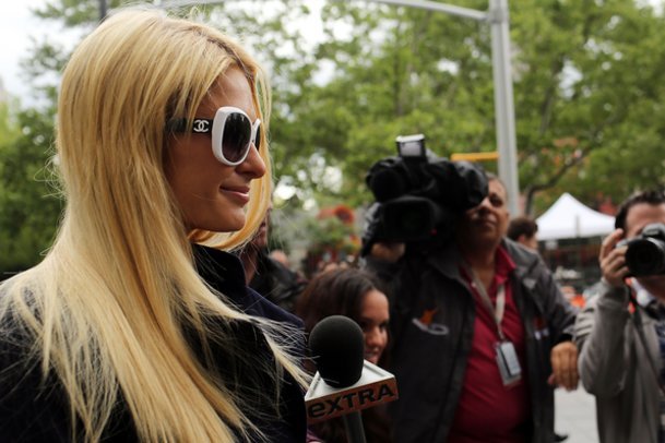 Paris Hilton hat auch eine soziale Ader. Paris Hilton hat auch eine soziale Ader.
