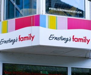 Noch kein Weihnachtsgeschenk? Dann ist diese Hoodie-Decke von Ernsting's family perfekt