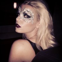 Jessica Simspon mit silberner Maske Jessica Simspon mit silberner Maske