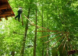 Im Kletterwald kann er Dir unter die Arme greifen. Im Kletterwald kann er Dir unter die Arme greifen.