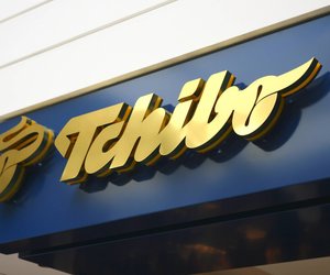 Mit diesem stylischen Pouf von Tchibo schaffst du extra Stauraum