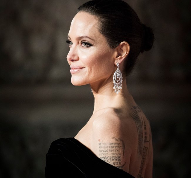 Angelina Jolie Koordinaten-Tattoo