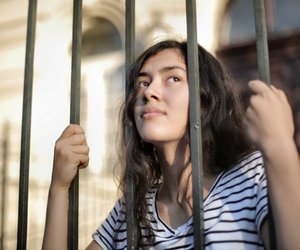 Traumdeutung Gefängnis: Das bedeutet es, wenn du von einem Gefängnis träumst