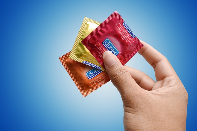 Hand hält Durex-Kondome