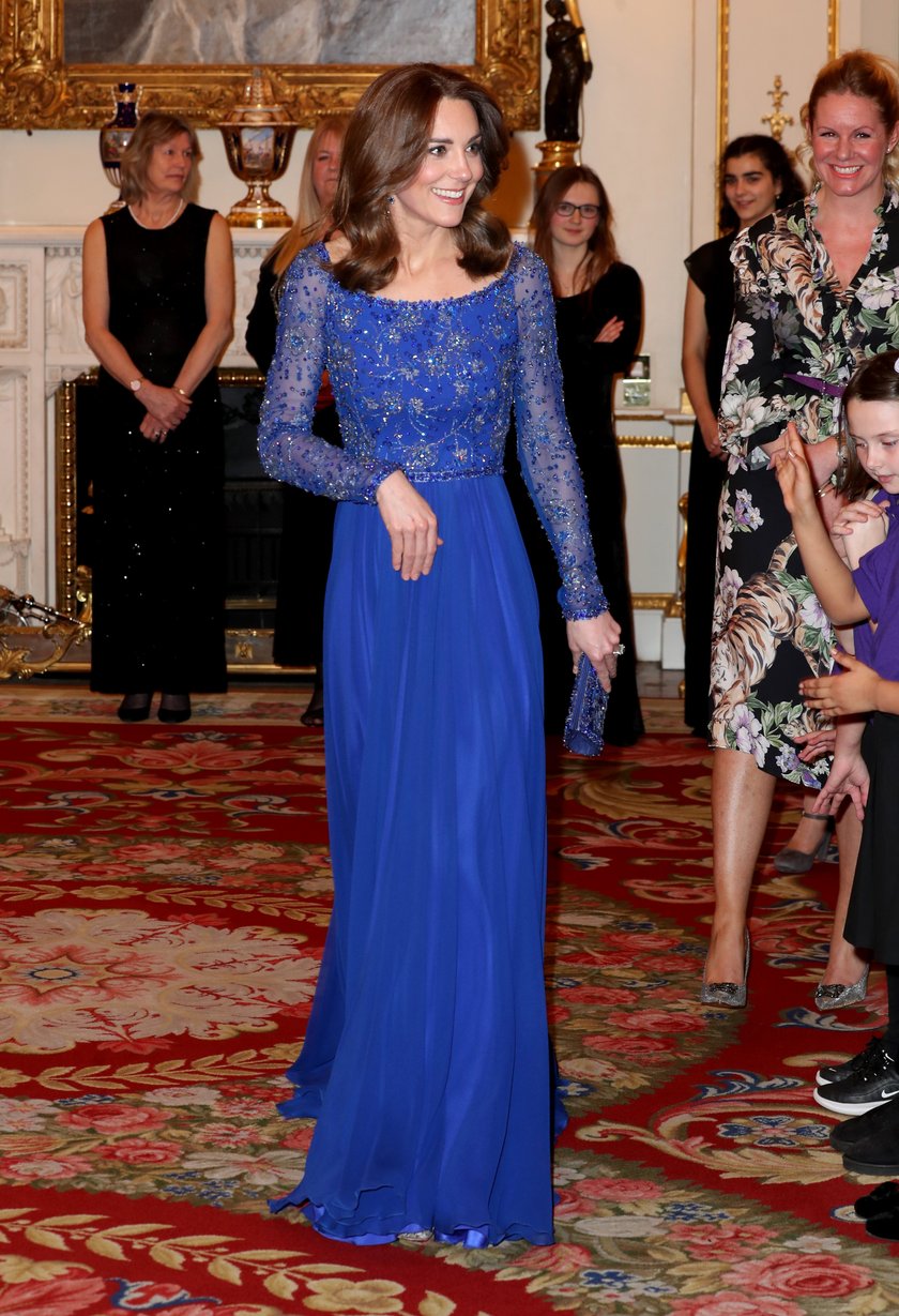 Prinzessin Kate: Ihre schönsten Looks & Outfits Saphierblaues Kleid - Jenny Packham